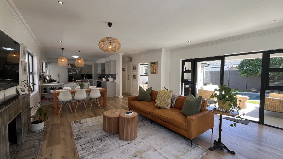 5 Bedroom Property for Sale in Clovelly Western Cape